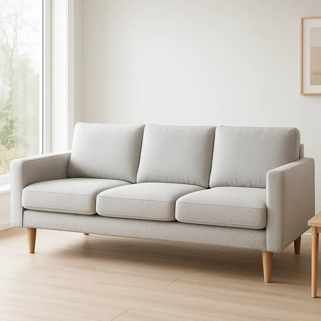 Canapé 3 places en tissu polyester gris clair avec pieds en bois de hêtre